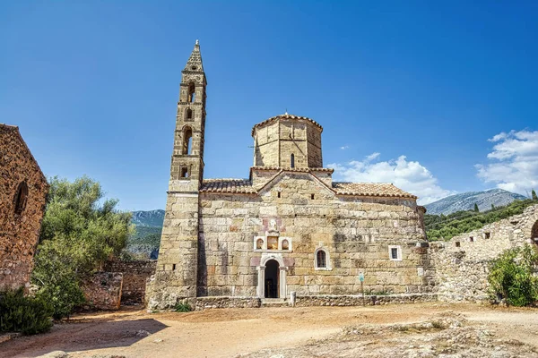 希腊Messenia的Kardamili古城 旧凯达米利是希腊梅塞尼亚伯罗奔尼撒一座建于18世纪的漂亮教堂周围的一座废弃的坚固塔楼的小藏品 图库图片