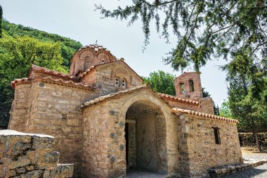 Messenia 'daki Moni Grivitsanis Eski Ortodoks Kilisesi - Yunanistan. 12. yüzyılın sonlarında, 13. yüzyılın başlarında kurulmuş bir manastır. Manastır düşman saldırılarından korunmak için bir duvarla çevriliydi..