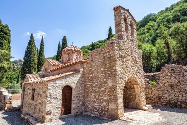 Messenia 'daki Moni Grivitsanis Eski Ortodoks Kilisesi - Yunanistan. 12. yüzyılın sonlarında, 13. yüzyılın başlarında kurulmuş bir manastır. Manastır düşman saldırılarından korunmak için bir duvarla çevriliydi..