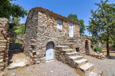 Messenia 'daki Moni Grivitsanis Eski Ortodoks Kilisesi - Yunanistan. 12. yüzyılın sonlarında, 13. yüzyılın başlarında kurulmuş bir manastır. Manastır düşman saldırılarından korunmak için bir duvarla çevriliydi..