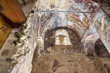 Messenia 'daki Moni Grivitsanis Eski Ortodoks Kilisesi - Yunanistan. 12. yüzyılın sonlarında, 13. yüzyılın başlarında kurulmuş bir manastır. Manastır düşman saldırılarından korunmak için bir duvarla çevriliydi..