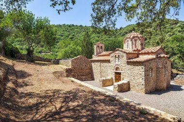 Messenia 'daki Moni Grivitsanis Eski Ortodoks Kilisesi - Yunanistan. 12. yüzyılın sonlarında, 13. yüzyılın başlarında kurulmuş bir manastır. Manastır düşman saldırılarından korunmak için bir duvarla çevriliydi..