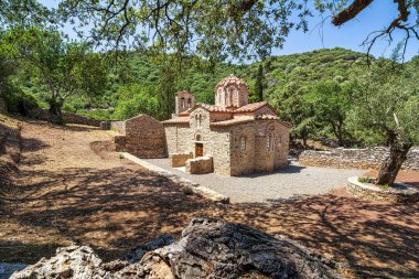 Messenia 'daki Moni Grivitsanis Eski Ortodoks Kilisesi - Yunanistan. 12. yüzyılın sonlarında, 13. yüzyılın başlarında kurulmuş bir manastır. Manastır düşman saldırılarından korunmak için bir duvarla çevriliydi..