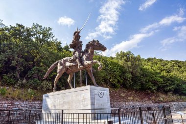 Messinia, Ramovouni 'deki Theodoros Kolokotronis' in etkileyici ve heykeli. Harika bir manzarası ve güzel bir Bizans Agios Stefanos kilisesi var..