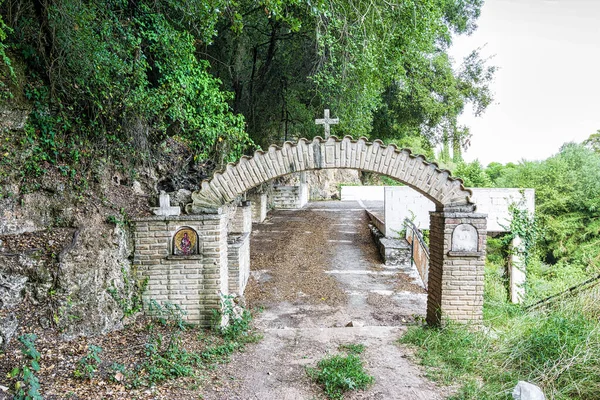 stock image Byzantine small church of Virgin Mary in Messinia. Vraho-Panaitsa is located 500 m below and north of the Frankish castle of Mila in a wonderful landscape of lush vegetation.