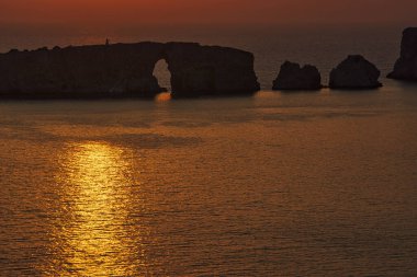 Yunanistan 'ın Mora kentindeki Pylos kasabası yakınlarındaki Sfaktiria adasında günbatımı.