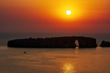 Yunanistan 'ın Mora kentindeki Pylos kasabası yakınlarındaki Sfaktiria adasında günbatımı.