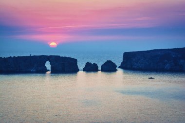 Yunanistan 'ın Mora kentindeki Pylos kasabası yakınlarındaki Sfaktiria adasında günbatımı.