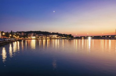 Ünlü sahil kasabası Pylos 'un panoramik manzarası. Yunanistan 'ın Mora ilinin en popüler turizm beldelerinden biri olup, Messenia ilinde yer almaktadır..