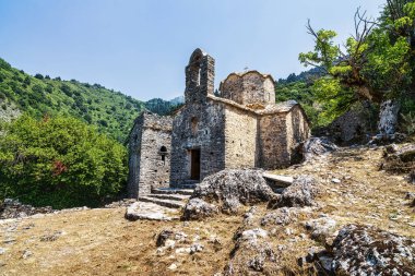 Samouil Manastırı, Moreloponnese, Yunanistan. Taygetos Dağı 'nın batı yamaçlarında, Mani' de tipik güçlendirilmiş bir manastır. Manastır, Bakire Meryem 'in Hükmü' ne adanmıştır..
