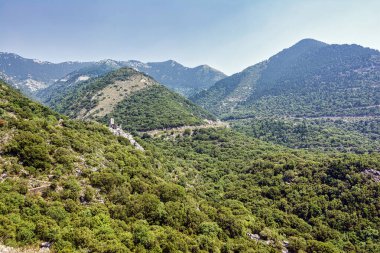 Yunanistan, Mora 'daki Mani Yarımadası' nın tepesindeki eski terk edilmiş taş kule..