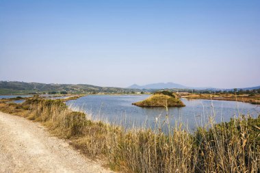 Gialova gölü manzarası. Gialova gölü Avrupa 'nın en önemli sulak alanlarından biridir çünkü göçmen kuşların en güneydeki göç istasyonunu oluşturur..