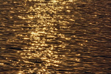 Gialova gölünde gün batımı. Gialova gölü Avrupa 'nın en önemli sulak alanlarından biridir. Yunanistan.