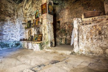 Atina, Yunanistan - 22 Ekim 2023: Atina 'nın kuzeyinde yer alan bir dağ olan Penteli' deki Davelis mağarasında bulunan manastırın içinde.