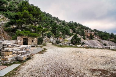 Yunanistan 'ın Attika kentindeki terk edilmiş bir Penteli mermer ocağının parçası. Penteli, Atina 'nın 18 km kuzeyinde bir dağdır..