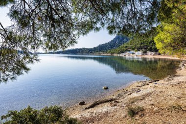 Güneşli bir günde Loutraki yakınlarındaki Vouliagmeni Gölü 'nü ziyaret ederek Yunanistan' ın nefes kesici güzelliğini tecrübe edin..