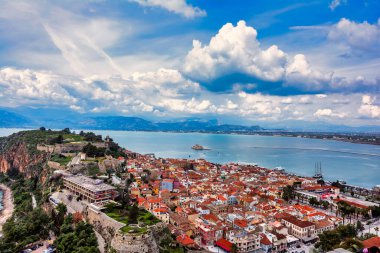 Yunanistan 'ın Nafplio kenti Palamidi' den liman, Bourtzi kalesi ve mavi Akdeniz manzarası. Bulutlu bir gün.