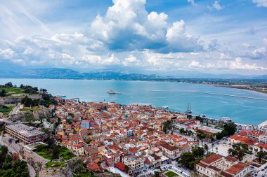 Yunanistan 'ın Nafplio kenti Palamidi' den liman, Bourtzi kalesi ve mavi Akdeniz manzarası. Bulutlu bir gün.