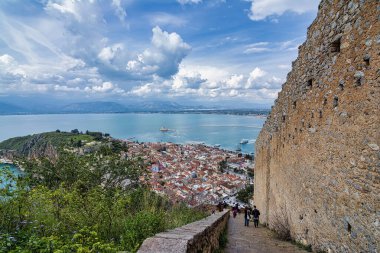 Nafplio, Yunanistan - 17 Mart 2024: Yunanistan 'ın Nafplio kentindeki Palamidi kalesine giden eski taş merdivenler.