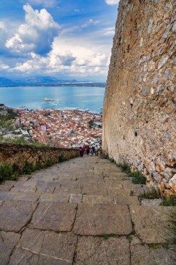 Nafplio, Yunanistan - 17 Mart 2024: Yunanistan 'ın Nafplio kentindeki Palamidi kalesine giden eski taş merdivenler.