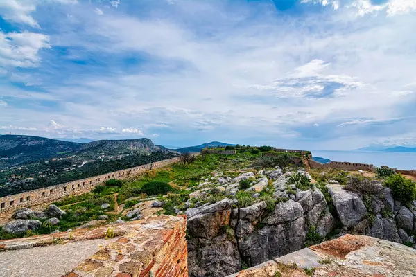 Yunanistan 'ın Nafplion kentindeki Palamidi kalesinin içi. Palamidi, Acronauplia 'nın doğusunda, Nafplio kasabasında bir kaledir. Kale Venedikliler tarafından inşa edildi..