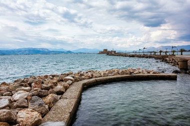 Yunanistan 'ın eski başkenti Nafplio' daki Bourtzi kalesinin fotoğrafı, Argolida, Moreloponnese.