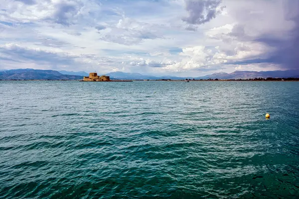 Yunanistan 'ın eski başkenti Nafplio' daki Bourtzi kalesi, Argolida, Moreloponnese.