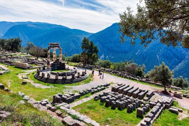 Delphi, Yunanistan - 24 Mart 2024 - Delphi sahasında Athena Pronaia Tholos kalıntıları