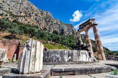 Athena Pronaia Tholos 'unun kalıntıları Delphi sahasında. Delphi Tholos 'u, Delphi' deki Athena Pronaia Mabedi 'nin antik yapılarından biridir..