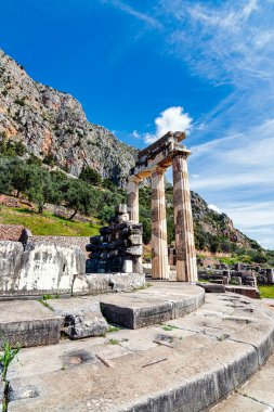 Athena Pronaia Tholos 'unun kalıntıları Delphi sahasında. Delphi Tholos 'u, Delphi' deki Athena Pronaia Mabedi 'nin antik yapılarından biridir..