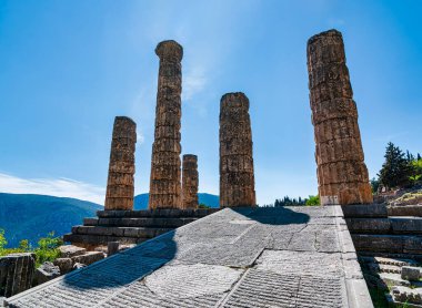 Apollo Delphi Tapınağı, Phocis vadisi, Yunanistan. Delphi Yunan mitolojisinde dünyanın merkezi olarak kabul edilirdi..