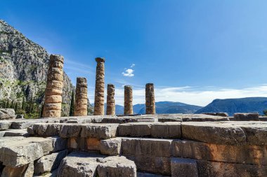 Apollo Delphi Tapınağı, Phocis vadisi, Yunanistan. Delphi Yunan mitolojisinde dünyanın merkezi olarak kabul edilirdi..