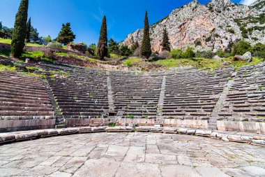 Delphi 'nin antik amfitiyatrosu. Yunanistan 'daki arkeolojik alan. Eski Delphi tiyatrosu Pythian Apollo Tapınağı 'nın içinde yer almaktadır. Apollo Tapınağı 'ndaki en büyük yapıdır..