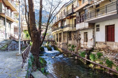 Livadia, Yunanistan - 24 Mart 2024: Eski Livadeia kasabasındaki köprü, nehir, Boeotia bölgesi, Orta Yunanistan, Yunanistan.