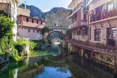 Livadia, Yunanistan - 24 Mart 2024: Eski Livadeia kasabasındaki köprü, nehir, Boeotia bölgesi, Orta Yunanistan, Yunanistan.