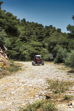 Atina, Attica, Yunanistan 'daki Hymettus Dağı kır yolu üzerindeki off-road aracı.