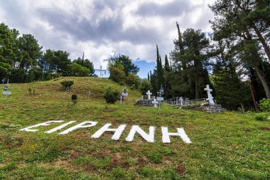 Kalavryta, Yunanistan - 6 Mayıs 2024: İkinci Dünya Savaşı sırasında Alman ordusu tarafından katledilen halkın anıtı.