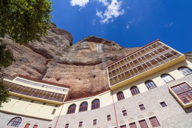 Yunanistan 'ın Kalavryta kentindeki Mega Spilaio Manastırı manzarası. Manastır, dik bir kayalıktaki büyük bir mağarada yer almaktadır. Eskiden Theotokos Yatakhanesi Manastırı olarak bilinirdi..