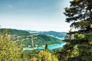 Yunanistan 'ın orta kesimindeki Plastiras Gölü üzerindeki Idyllic manzarası. Plastiras Gölü, Yunanistan 'ın Karditsa kenti yakınlarındaki Karditsa bölgesinde bulunan Tavropos nehri tarafından beslenen yapay göl..