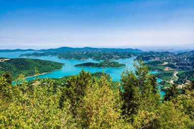 Yunanistan 'ın orta kesimindeki Plastiras Gölü üzerindeki Idyllic manzarası. Plastiras Gölü, Yunanistan 'ın Karditsa kenti yakınlarındaki Karditsa bölgesinde bulunan Tavropos nehri tarafından beslenen yapay göl..