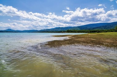 Yunanistan 'ın orta kesimindeki Plastiras Gölü üzerindeki Idyllic manzarası. Plastiras Gölü, Yunanistan 'ın Karditsa kenti yakınlarındaki Karditsa bölgesinde bulunan Tavropos nehri tarafından beslenen yapay göl..
