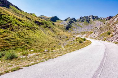 Yunanistan 'ın en yüksek yollarından biri olan Baros' un geçişi görülüyor. Tzoumerka 'daki Baros geçidi, yaklaşık 1910 rakımlı Yunanistan' ın en yüksek asfalt yoludur..