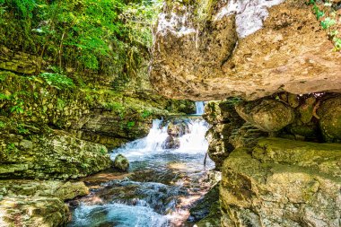 Kouiassa (Koussa), Yunanistan 'ın Tzoumerka kentindeki dağlarda bulunan turkuaz suyu bulunan küçük bir şelaledir..