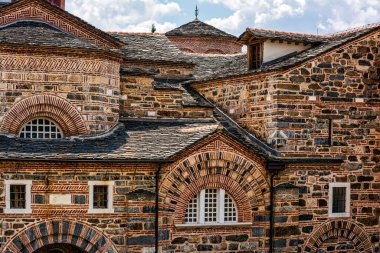 Yunanistan 'ın Akritochori kentindeki Timios Prodromos' un Kutsal Hermitage 'ına ilişkin ayrıntılı bir bakış açısı, taş mimarisi ve karmaşık tasarımı gözler önüne seriyor..