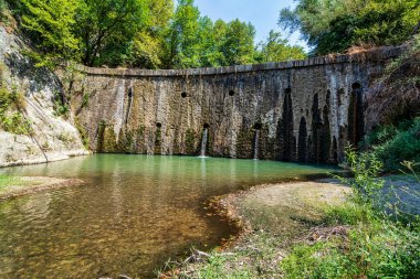 Yunanistan 'ın Sidirokastro kenti yakınlarındaki Spilaio Kataraktes' te küçük şelaleleri olan manzaralı bir taş baraj..