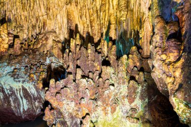 Yunanistan 'ın Kastoria kentindeki Ejderha Mağarası' nda bulunan güzel, aydınlanmış sarkıtlar ve kaya oluşumları doğal jeolojik harikalar sergiliyor..