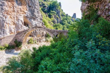 Yunanistan 'ın Zagori kentindeki antik bir taş kemer köprüsü olan Noutsos (Kokkoris) Köprüsü, dramatik bir kayalık vadi ve yemyeşil bitki örtüsüne karşı kurulmuştur..