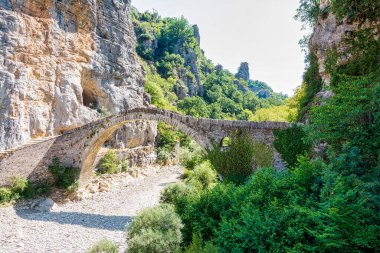 Yunanistan 'ın Zagori kentindeki antik bir taş kemer köprüsü olan Noutsos (Kokkoris) Köprüsü, dramatik bir kayalık vadi ve yemyeşil bitki örtüsüne karşı kurulmuştur..