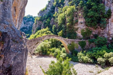 Yunanistan 'ın Zagori kentindeki antik bir taş kemer köprüsü olan Noutsos (Kokkoris) Köprüsü, dramatik bir kayalık vadi ve yemyeşil bitki örtüsüne karşı kurulmuştur..