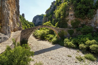 Yunanistan 'ın Zagori kentindeki antik bir taş kemer köprüsü olan Noutsos (Kokkoris) Köprüsü, dramatik bir kayalık vadi ve yemyeşil bitki örtüsüne karşı kurulmuştur..